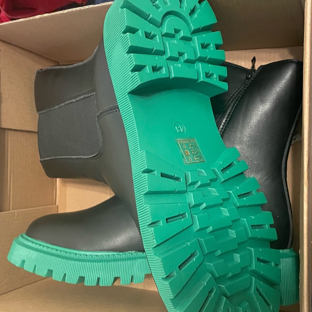 Brand new CUCCOO boots with zipper